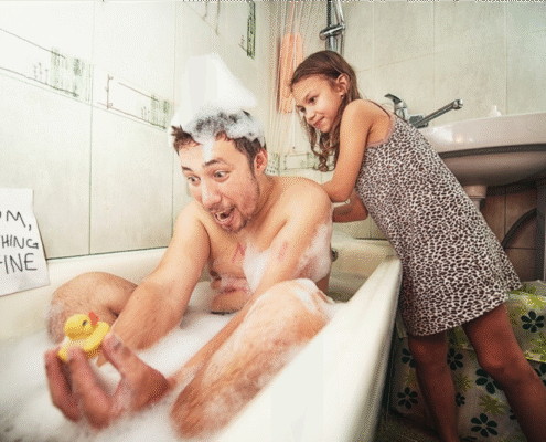 Os pais podem tomar banho junto com os filhos? Até que idade?